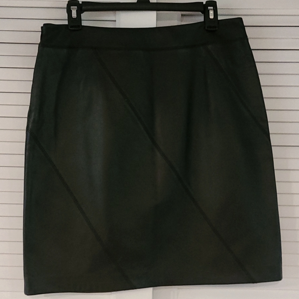 Valerie Stevens 100% Leather Petite Skirt. Size 12P. Black. Side Zip Closure
